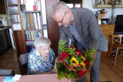 Kolejna stulatka w Bielsku-Białej. Niecodzienni goście odwiedzili panią Marię - foto