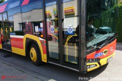 Zderzenie autobusu MZK z osobówką. Kierowca autobusu nie zauważył auta - foto