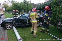 Kraksa w centrum Bielska-Białej. Skosił latarnię i uderzył w drzewo - foto