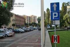 Więcej miejsc parkingowych dla klientów Urzędu Miejskiego - foto
