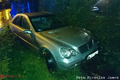 Na prostym odcinku wypadł z jezdni. Zatrzymał się na ogrodzeniu - foto