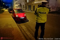 Staranował zaparkowany samochód i uciekł z pasażerem pieszo - foto