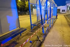 Zdemolował wiatę przystankową. Nieudany manewr zawracania - foto