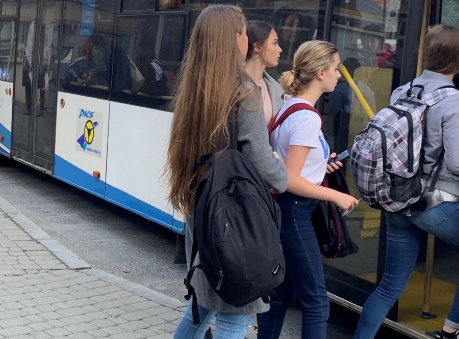 Walka o miejsce w autobusie. Uczniowie utknęli na przystankach?