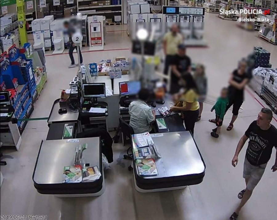 Przywłaszczył gotówkę pozostawioną w kieszeni bankomatu - foto