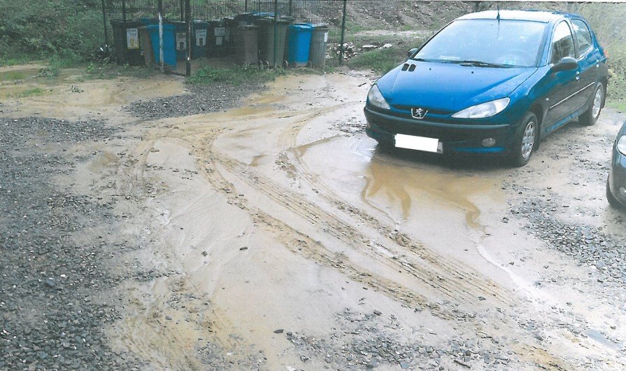 Parking jak wielkie bajoro. Podczas deszczu woda zalewa piwnice - foto
