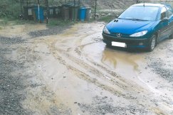 Parking jak wielkie bajoro. Podczas deszczu woda zalewa piwnice - foto