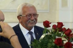 Wzruszające chwile w ratuszu. Kwiaty i miłe słowa dla odchodzących - foto