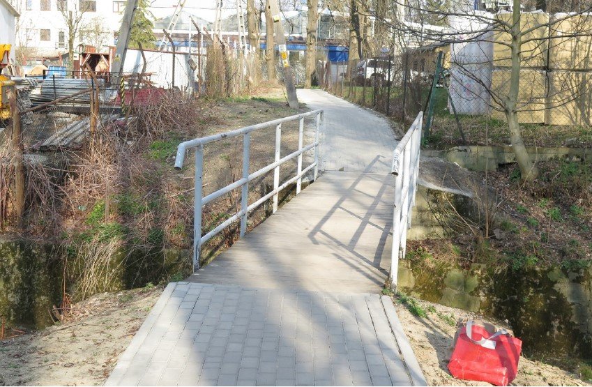 Nowy mostek ze ścieżką rowerową w Wapienicy. Stary będzie rozebrany - foto