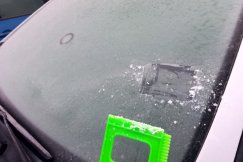 Szyby do skrobania. Wyjątkowo mroźna noc na początku jesieni - foto