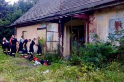 Dom spłonął, a zgliszcza rozkradziono. Nieoczekiwana pomoc dla starszej pani - foto