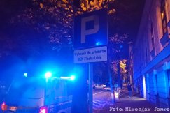 Wyjeżdżając z parkingu, uszkodził sześć samochodów! - foto