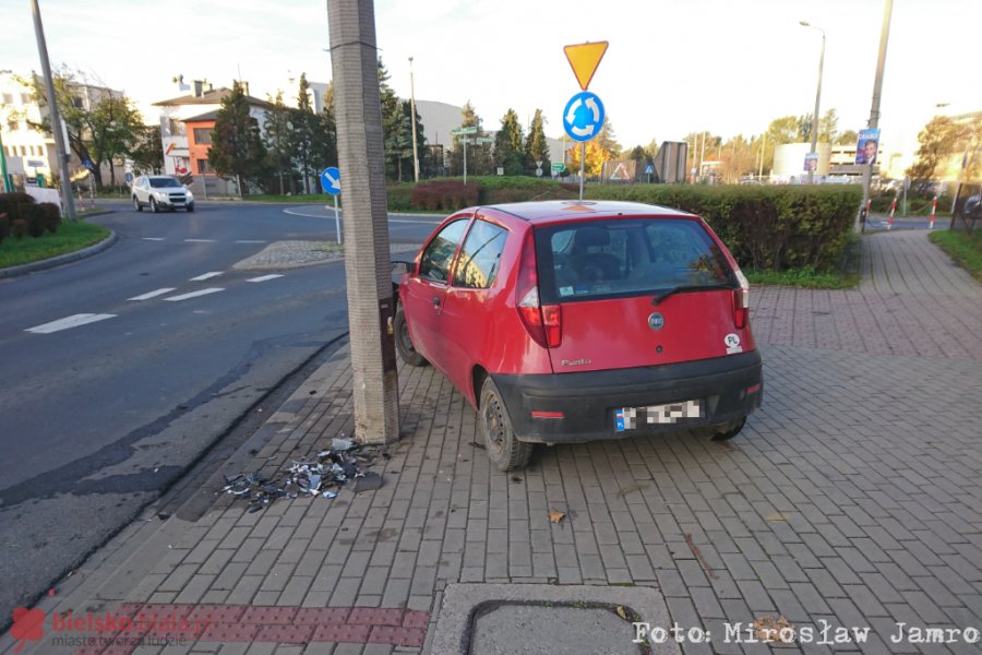 W nocy rozbiła auto na latarni. Sprzątnęła po sobie i poszła - foto