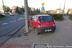 W nocy rozbiła auto na latarni. Sprzątnęła po sobie i poszła - foto