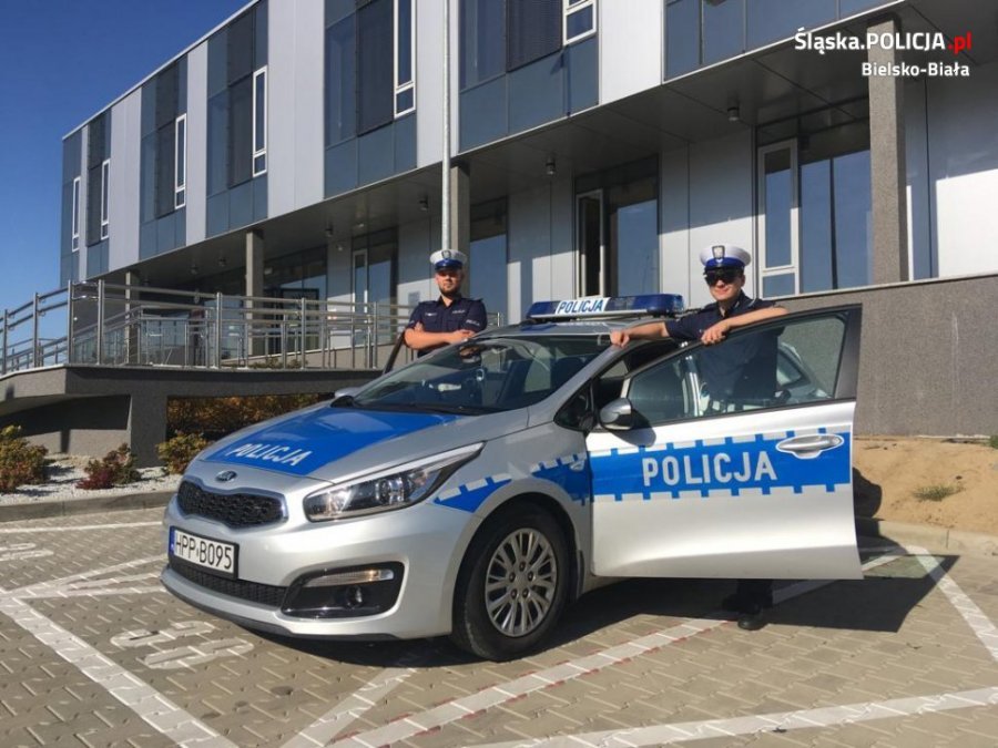 Radiowóz na sygnałach eskortował ciężarną kobietę do porodu