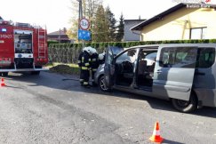 Płonący samochód na ul. Wyzwolenia. Ewakuacja kierowcy - foto