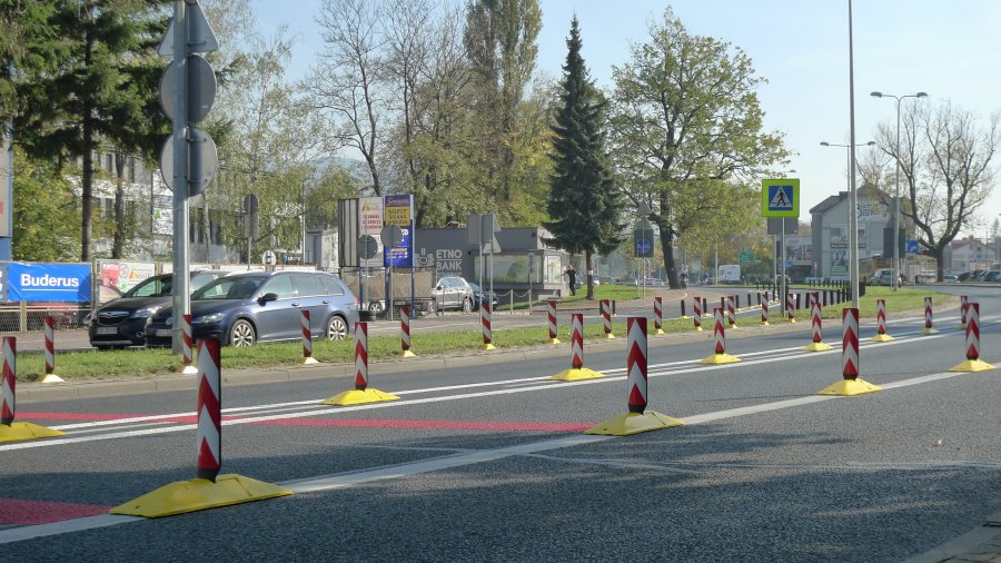 Las elastycznych słupków wyrósł na Partyzantów. Abyśmy jeździli wolniej - foto