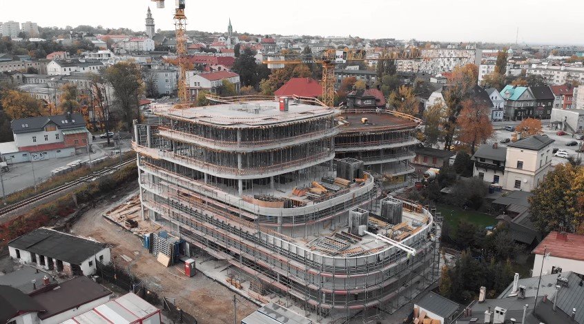 Biurowiec z salą koncertową nabiera kształtów. Inwestycja robi wrażenie - film
