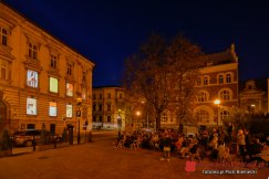 Niecodzienny pokaz filmowy w oknach bielskiej kamienicy - foto