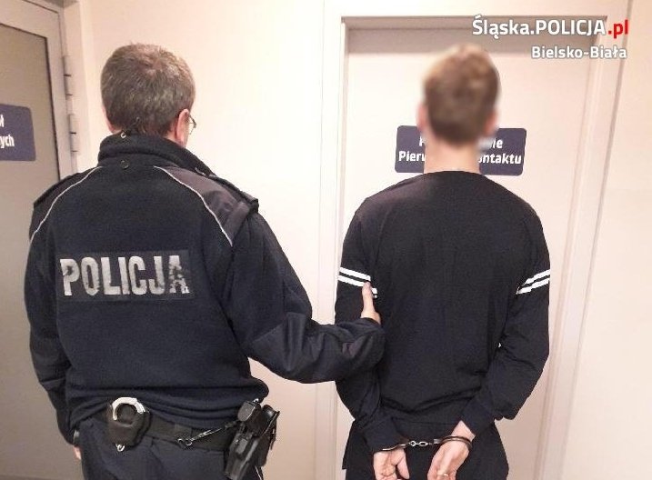 Nocna awantura koło cmentarza. Pijany rowerzysta w kajdankach - foto