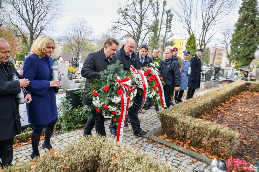 Uroczystość na cmentarzu na Leszczynach. Kwiaty od wicewojewody i prezydenta - foto