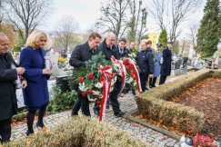 Uroczystość na cmentarzu na Leszczynach. Kwiaty od wicewojewody i prezydenta - foto