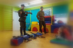 Karabin jako część umundurowania. Rodzice i dyrekcja bronią prelekcji