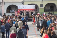 Tłum na bielskim Rynku. Bielszczanie wspólnie śpiewali- foto