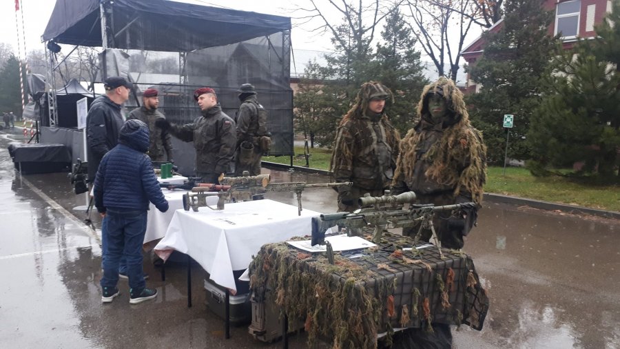 Pokazy u spadochroniarzy. Cywile śpiewają hymn Wojska Polskiego ZDJĘCIA