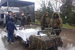 Pokazy u spadochroniarzy. Cywile śpiewają hymn Wojska Polskiego ZDJĘCIA