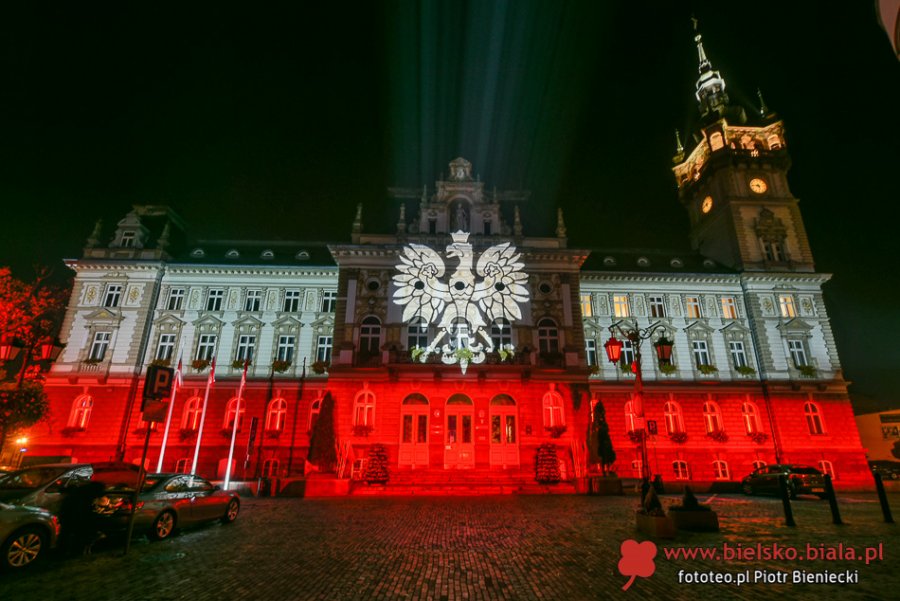 Bielski ratusz w biało-czerwonych barwach. Orzeł biały na fasadzie! - foto