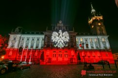 Bielski ratusz w biało-czerwonych barwach. Orzeł biały na fasadzie! - foto