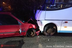 Cztery lata bez badań technicznych! Czołowe zderzenie auta z autobusem PKS - foto