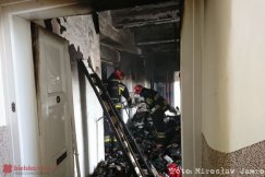 Pożar w mieszkaniu kamienicy. Ewakuacja ośmiu osób - foto
