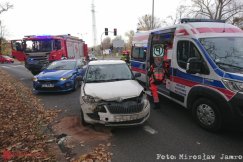Zderzenie osobówek na Bystrzańskiej. Sprawca wjechał na czerwonym - foto