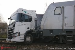 Zderzenie elektrowozu z ciężarówką. Były utrudnienia w ruchu pociągów - foto