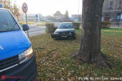 Porzucił rozbite auto. Najpierw skosił znak i uderzył w drzewo - foto