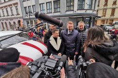 Syrenka Toma Hanksa stoi przed ratuszem. W blasku fleszy i w obiektywach kamer - foto