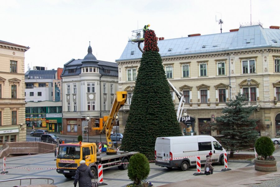 Wielka choinka na placu Chrobrego. Na placu Wojska Polskiego świetlna niespodzianka - foto