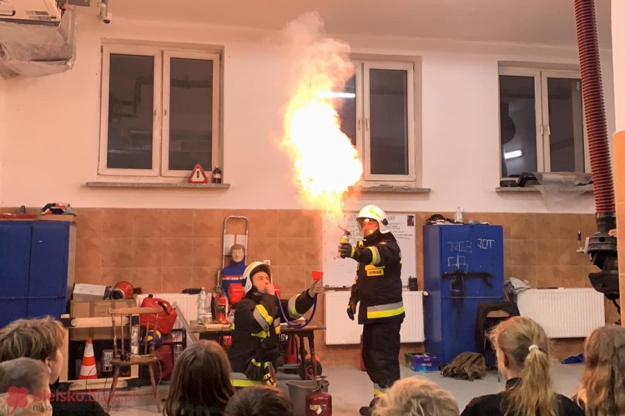 Młodzi strażacy zdobywają wiedzę. Czy mąka się pali? - foto