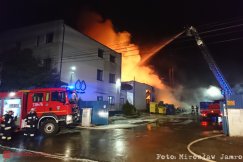 Wielki pożar hali w Międzyrzeczu Górnym. Płoną zbiorniki z chemikaliami - film