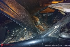 Pożar osobówki na Gałczyńskiego. Jaguar spłonął doszczętnie - foto