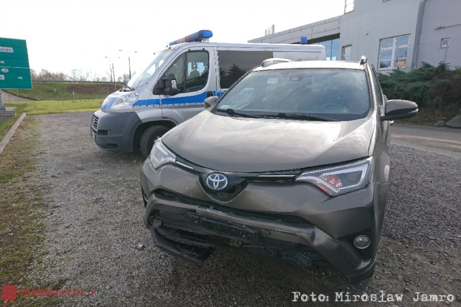 Czołowe zderzenie osobówek. Sprawcę oślepiło słońce - foto