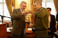 Symbol ciepła, miłości, pokoju i nadziei znów w bielskim ratuszu - foto