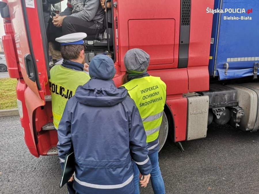 Kontrole ciężarówek z odpadami. Policja zachęca do zgłaszania podejrzeń - foto