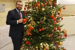 Skarpety pod choinką u Pudów. Minister gra na akordeonie