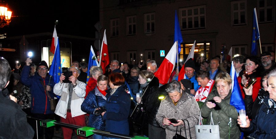 Setki bielszczan przed sądem okręgowym. „Nie damy się zniewolić” - foto