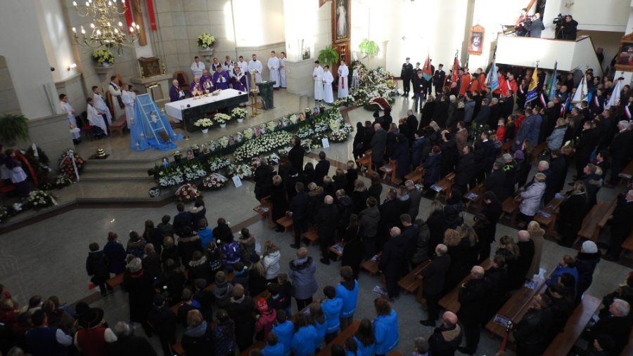 Tłumy na pogrzebie ofiar wybuchu gazu w Szczyrku ZDJĘCIA
