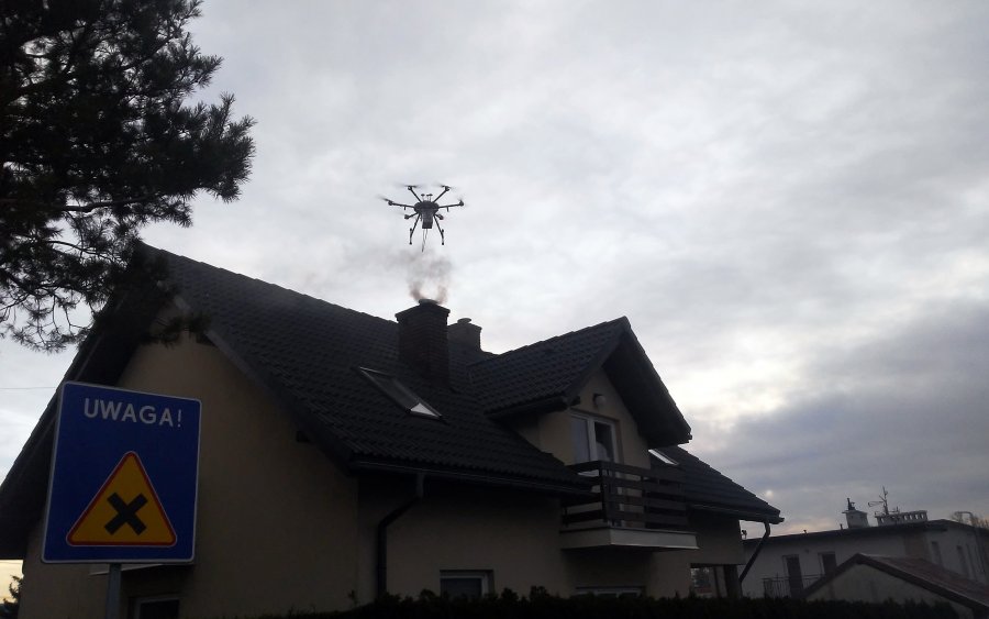 Dron lata i szuka trucicieli. Kary za palenie śmieci i mebli