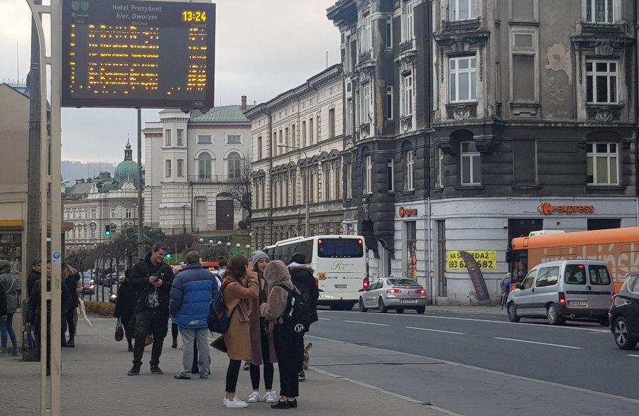 Cywilizacja XXI wieku dociera do MZK. Bilet miesięczny w aplikacji